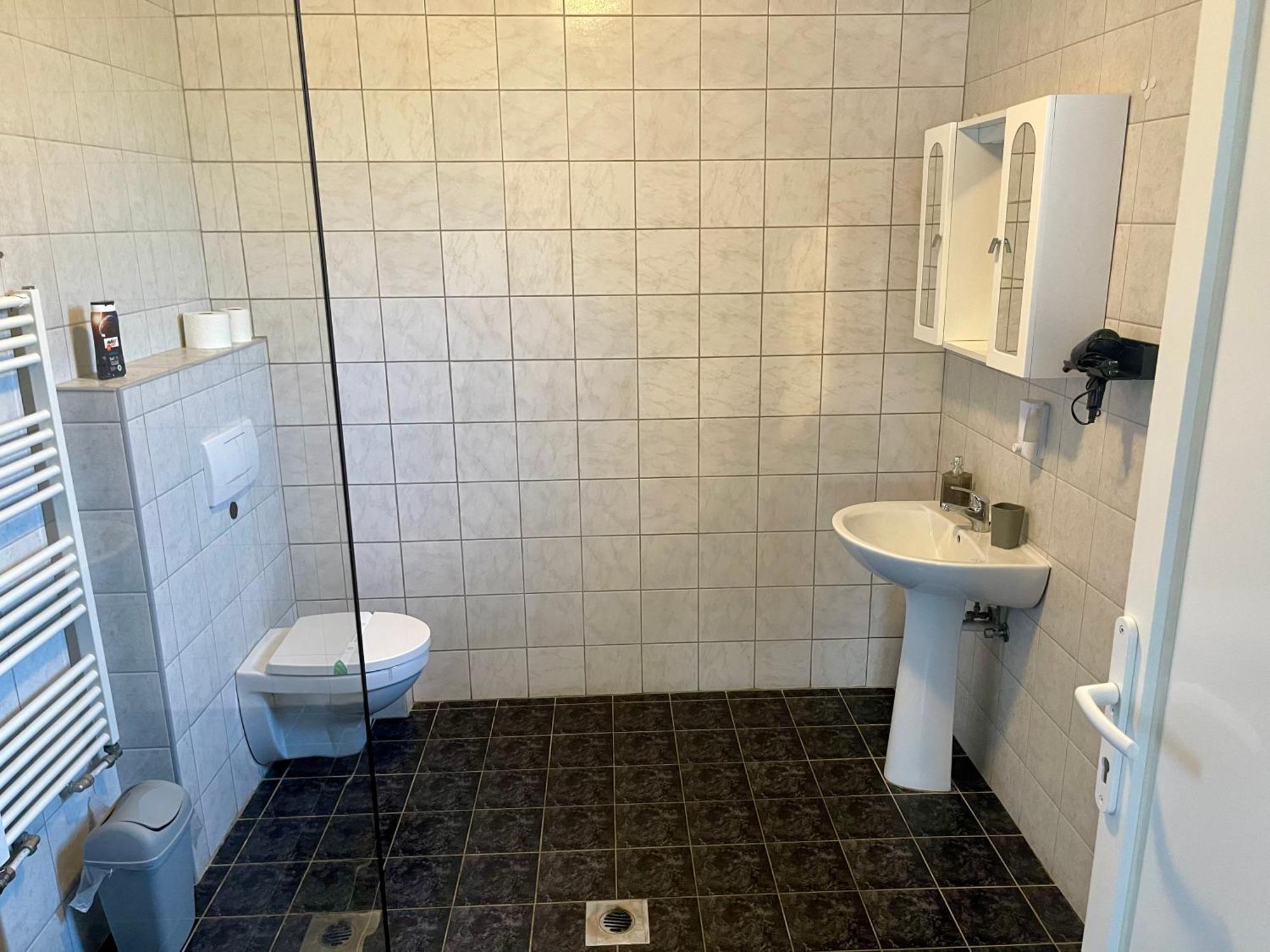 Airport Jazmin Guesthouse Vecsés Buitenkant foto
